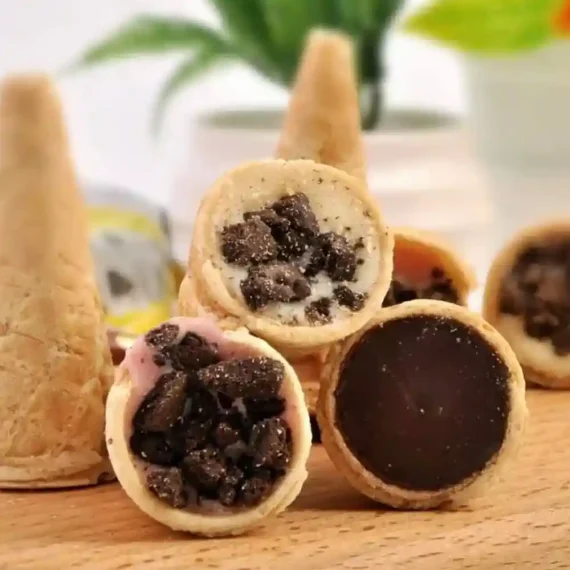 Highgen Dass chocolate ice cream cone with Oreo filling